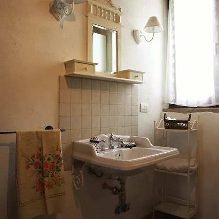 Il Fienile E Il Borghetto منزل ريفي *