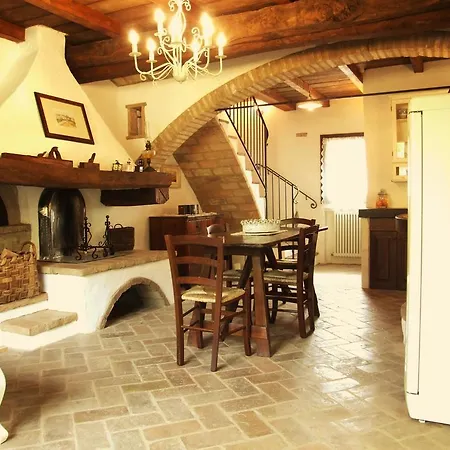 Il Fienile E Il Borghetto منزل ريفي